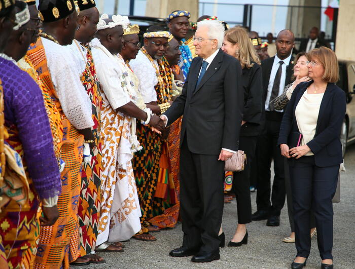 Mattarella in volo per l'Africa, prima tappa in Costa d'Avorio. Presidente visiterà la casa di Sant'Egidio a Abidjan, poi in Ghana
